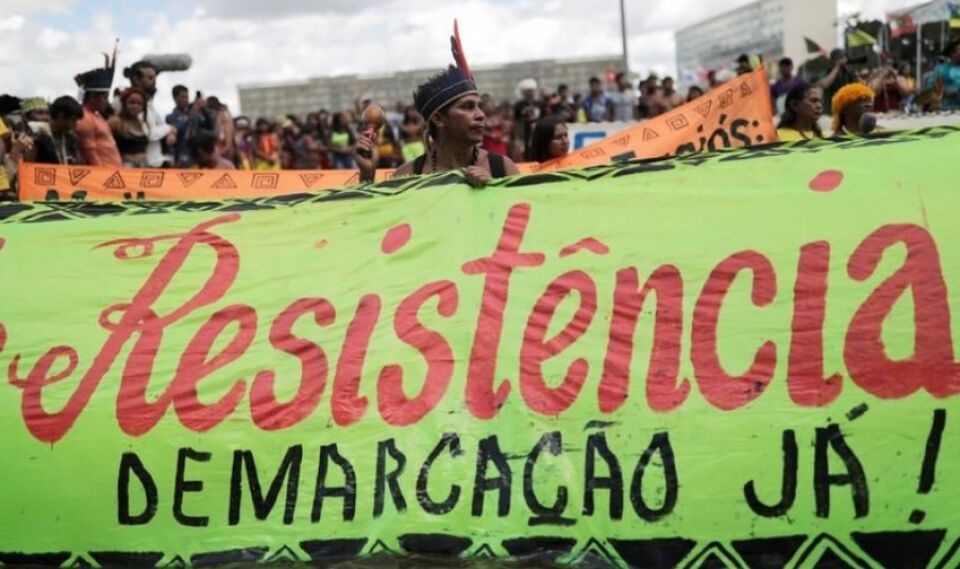 Tribos indígenas marcham em Brasília em protesto contra políticas de Bolsonaro