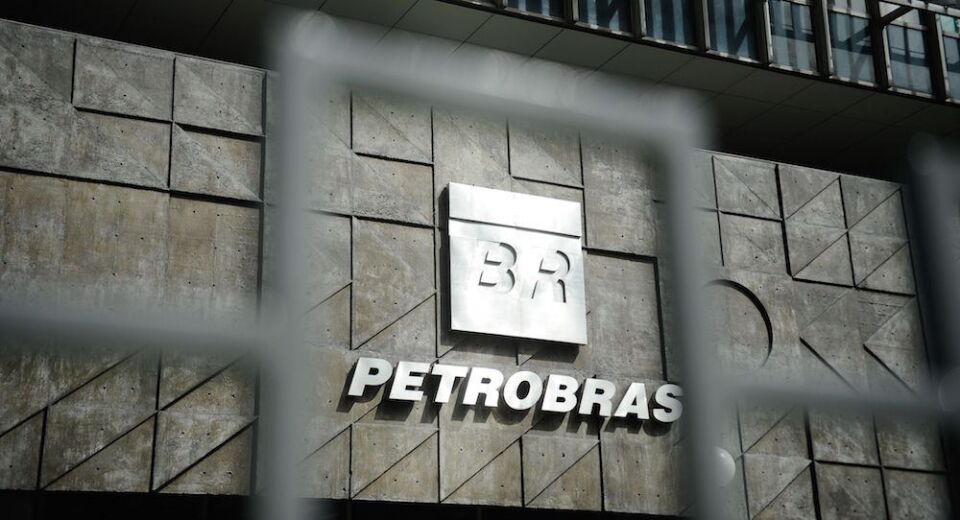 Petrobras anuncia a venda de oito refinarias e uma rede de postos no Uruguai