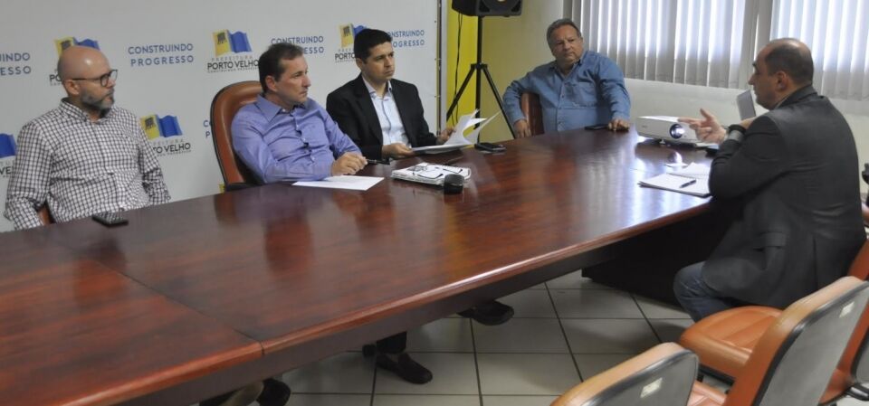 Reunião apresenta possível solução para lixo da Capital