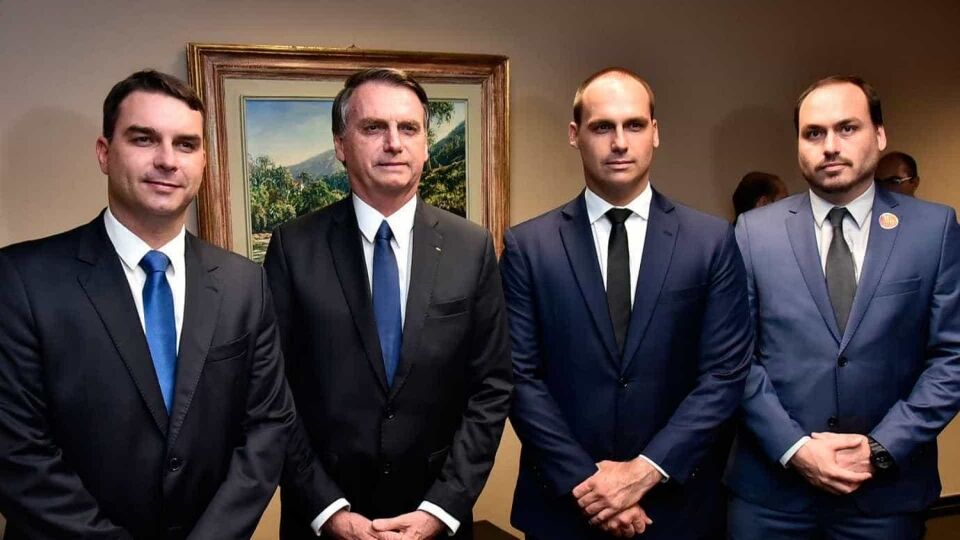 Globo volta a alfinetar filhos de Bolsonaro: "Pestinhas"