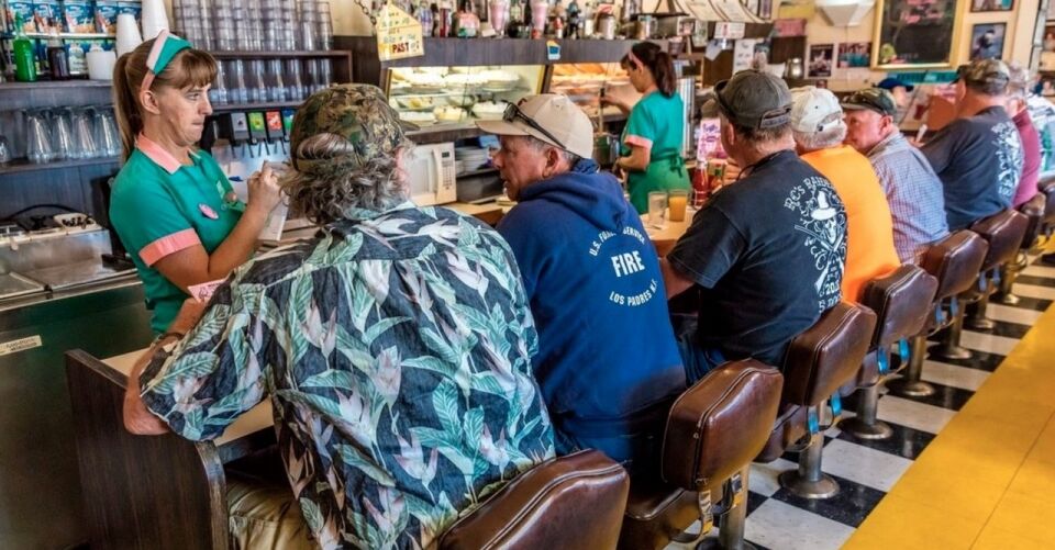 Califórnia quer que restaurantes cobrem uma taxa de 1% para combater mudanças climáticas