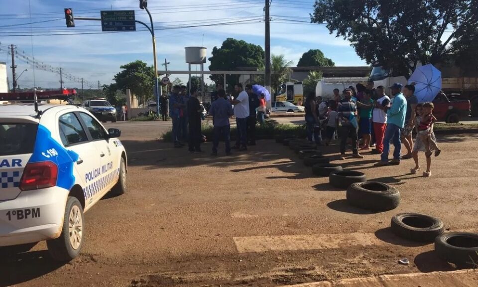 Pela 2ª vez em abril, moradores de RO fecham rodovias e cobram transporte escolar