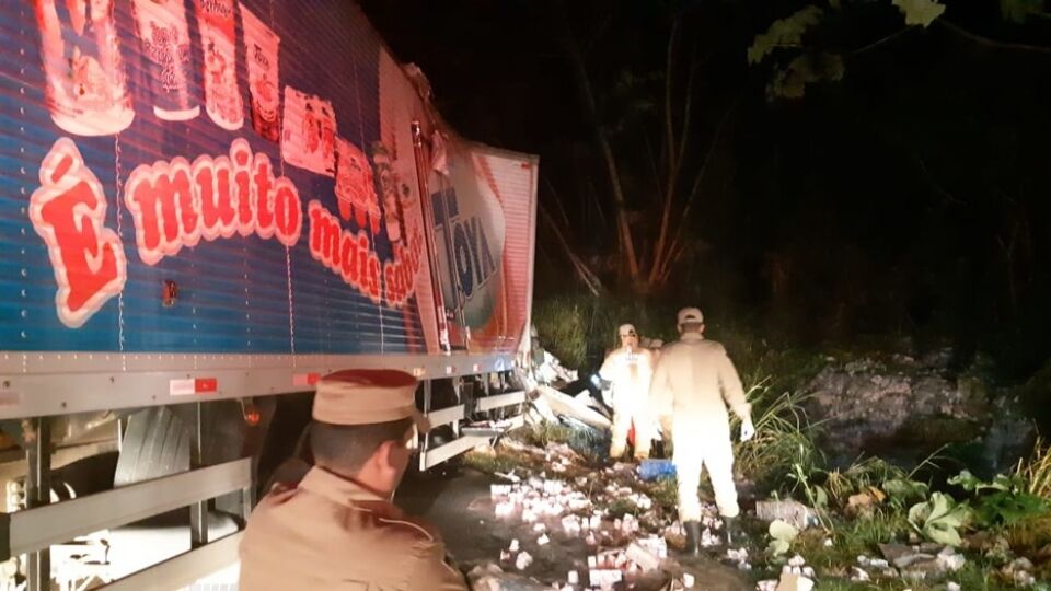 Colisão entre caminhões mata três pessoas na BR-364, em Jaru