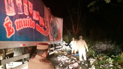 Colisão entre caminhões mata três pessoas na BR-364, em Jaru