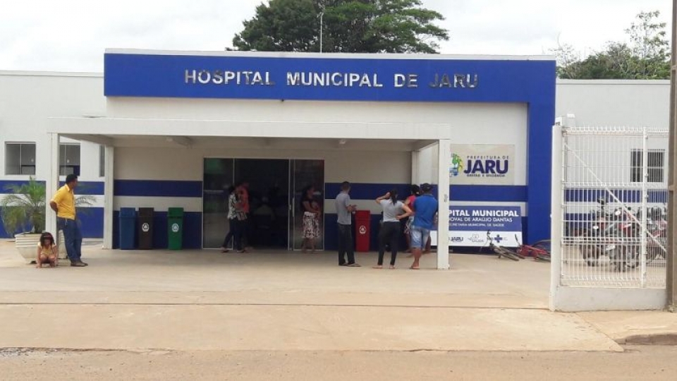 Mulher é socorrida ao hospital após receber garrafada na cabeça em Jaru