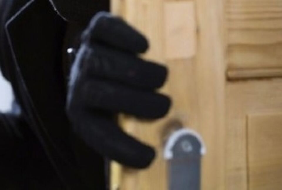 Mulher acorda com barulho e ao verificar se depara com ladrão dentro de sua casa no bairro cidade alta