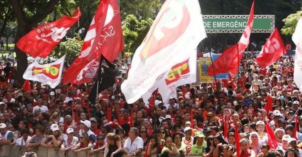Em ato unificado de 1º de maio, CUT e Força Sindical aprovam greve geral