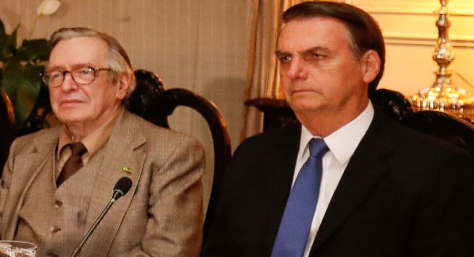 Bolsonaro concede mais alta condecoração diplomática a Olavo de Carvalho