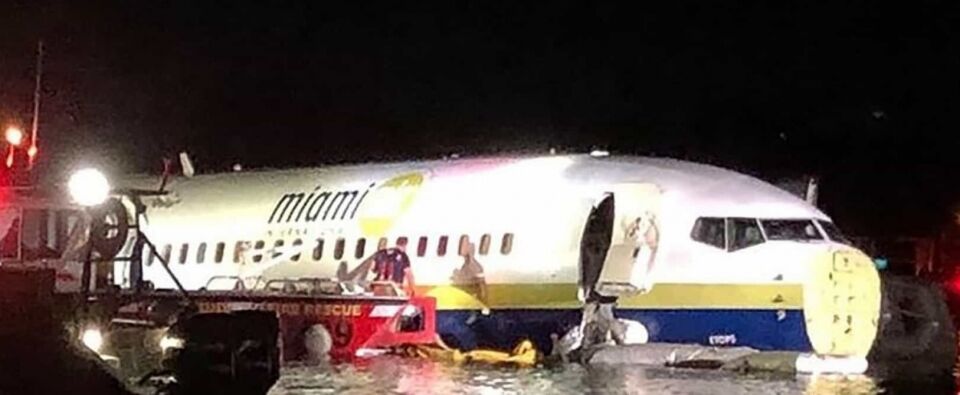 Boeing 737 sai da pista e cai em rio na Flórida