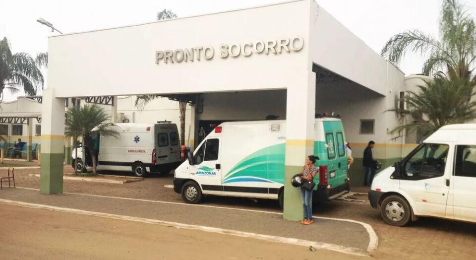 Estudante é socorrido por pessoas em bar após ser baleado em Porto Velho