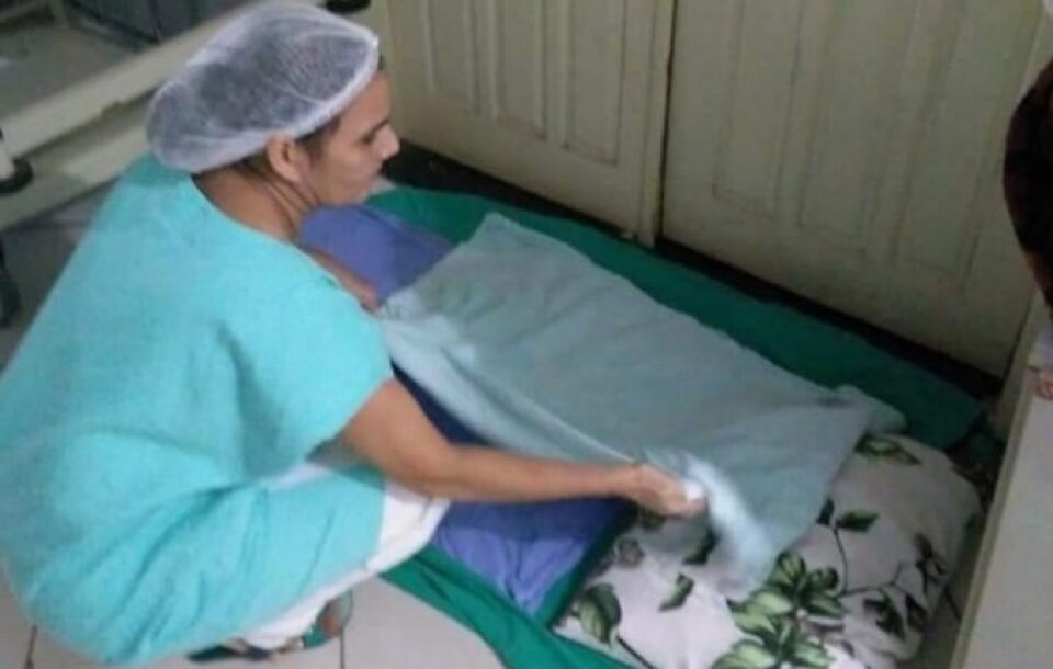 Envergonhada, servidora faz cama no chão para paciente do João Paulo II