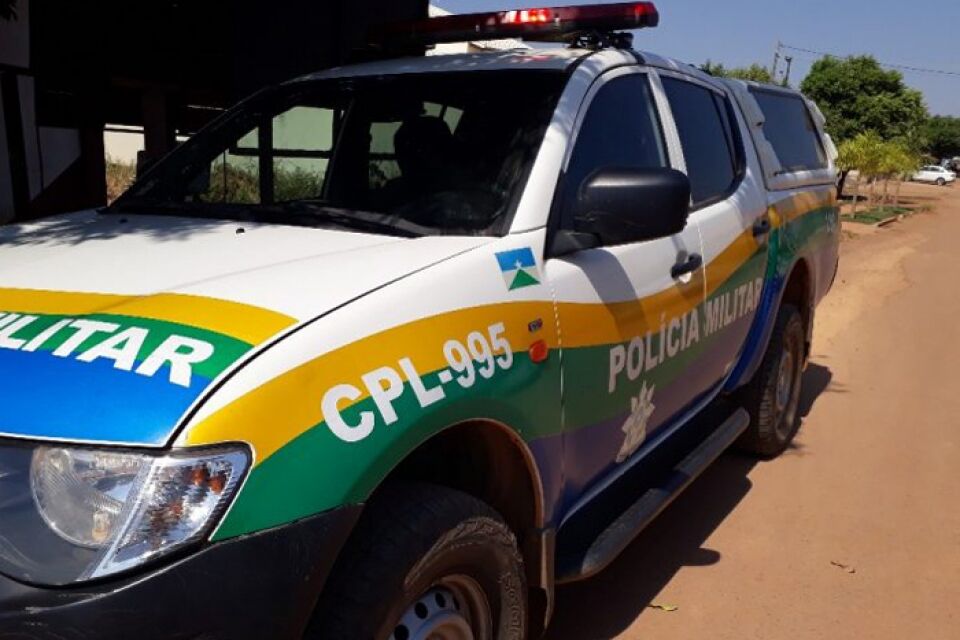 Bandidos fazem família refém, roubam caminhonete e dinheiro