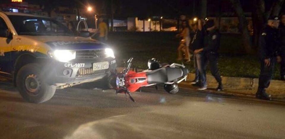 Motociclista realiza manobra exibicionista para populares colide em viatura