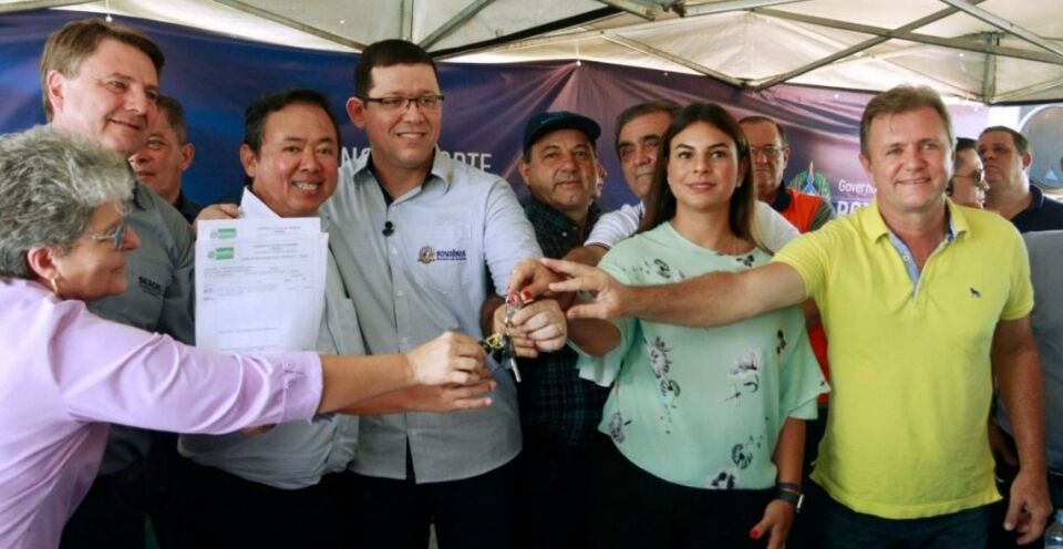 Entrega de maquinários e garantia de valorização dos servidores públicos fecham agenda do governador no Cone Sul