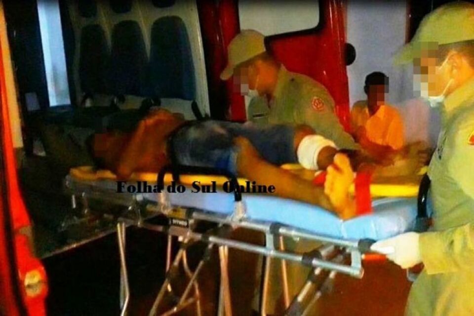 Jovem é alvejado a tiros por dupla em motocicleta