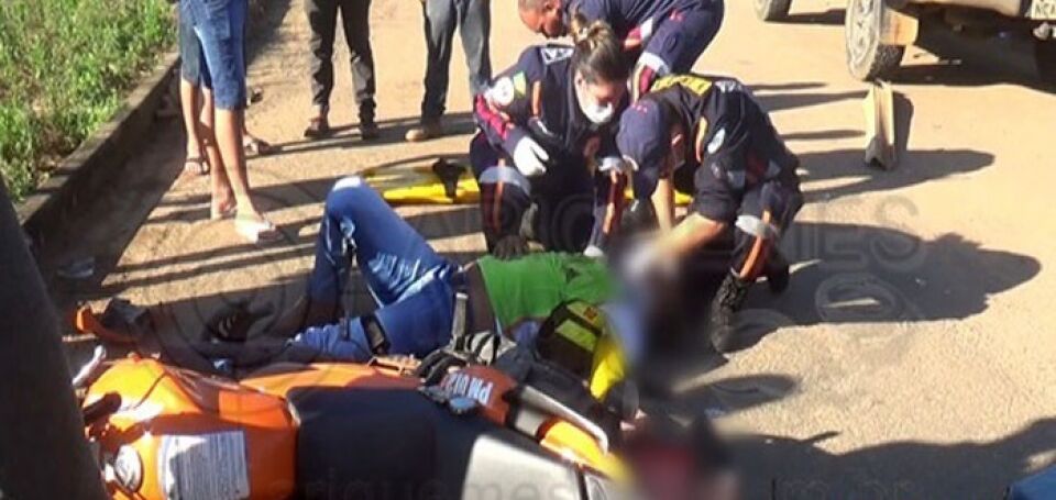 Mototaxista fica inconsciente após colisão com caminhonete