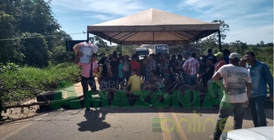Moradores da Vila Dnit bloqueiam BR-319 em protesto