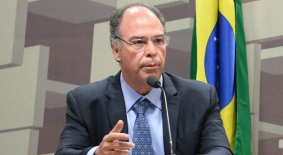 Senador lê relatório em que desmembra ministério do Desenvolvimento e mantém Coaf com Moro