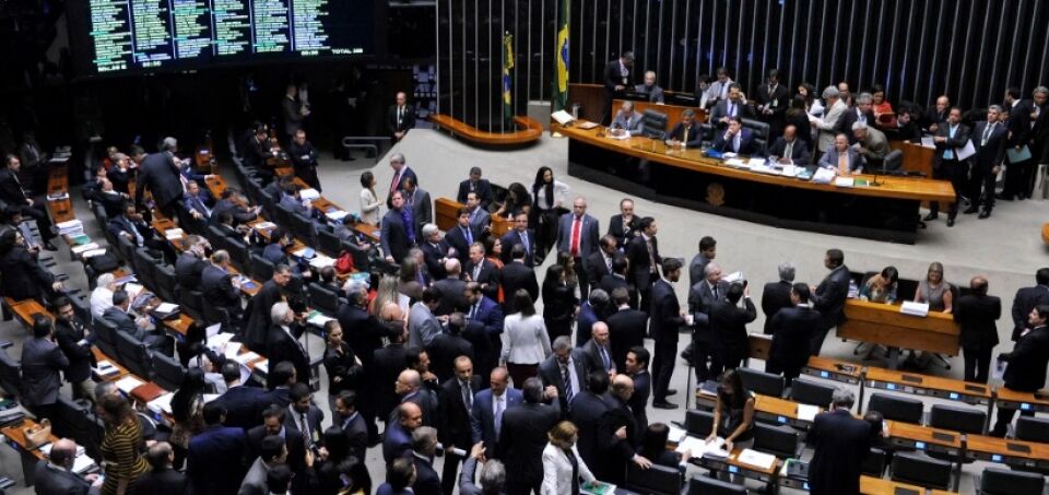 Câmara concede passaporte diplomático a 404 filhos e cônjuges de deputados