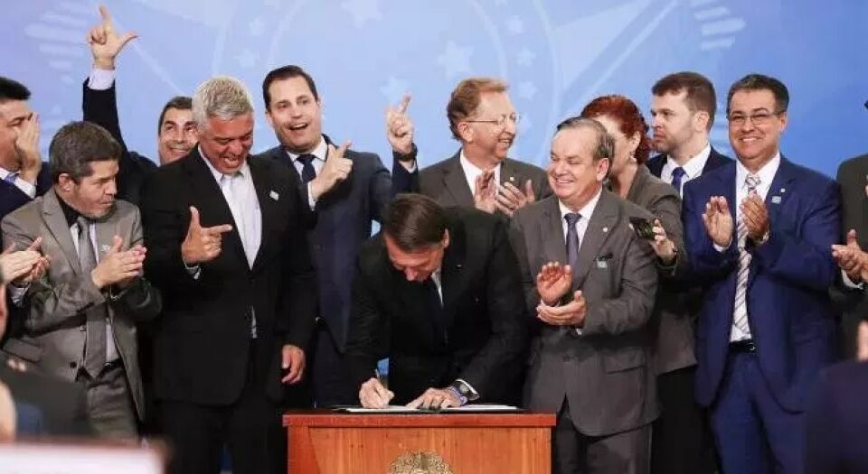 Decreto de Bolsonaro facilita porte de armas a políticos e caminhoneiros