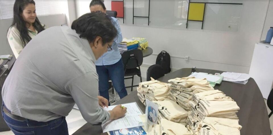 Semed recebe kits educativos da ESBR