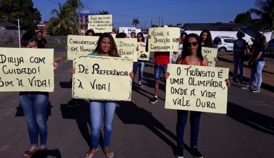 Estudantes realizam caminhada em prol de conscientização do trânsito em Ji-Paraná