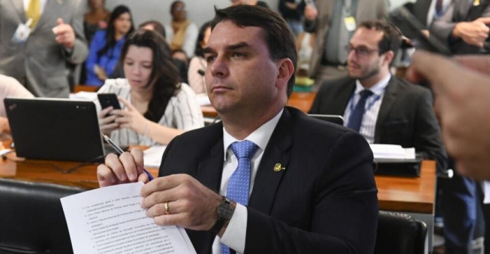 Flávio Bolsonaro assume “projeto Richtofen”, que proíbe saidinhas a quem matou pai ou mãe