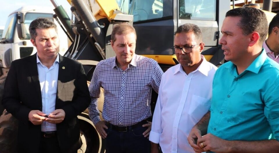 Prefeitura recebe pá carregadeira que vai atender o distrito de Rio Pardo