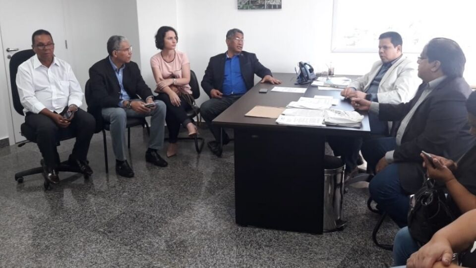 Seduc ajuda Semec e coloca ônibus para crianças de Mutum Paraná