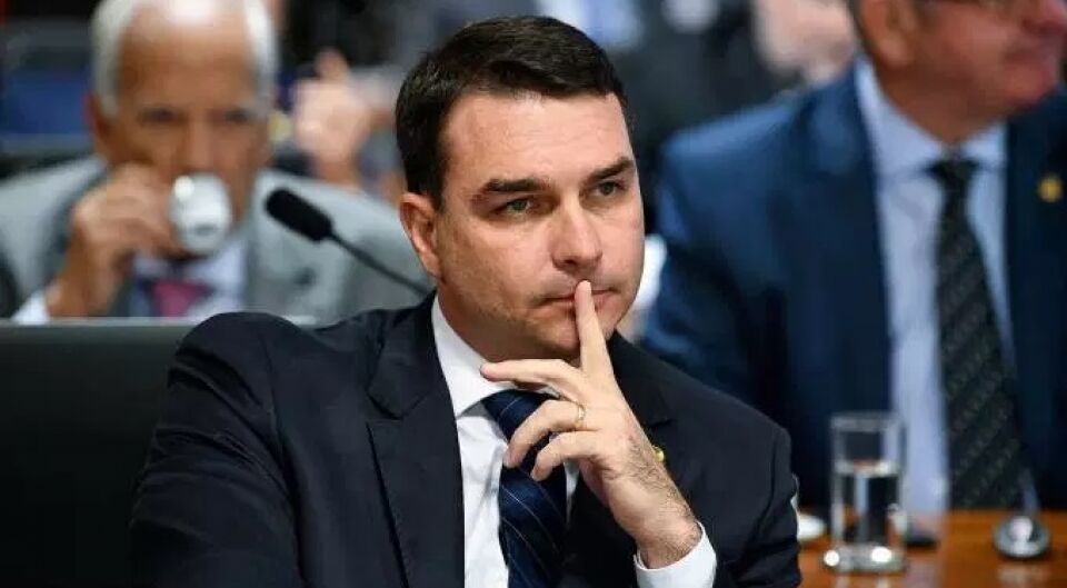 ‘Meu erro talvez tenha sido confiar no Queiroz’, diz Flávio Bolsonaro