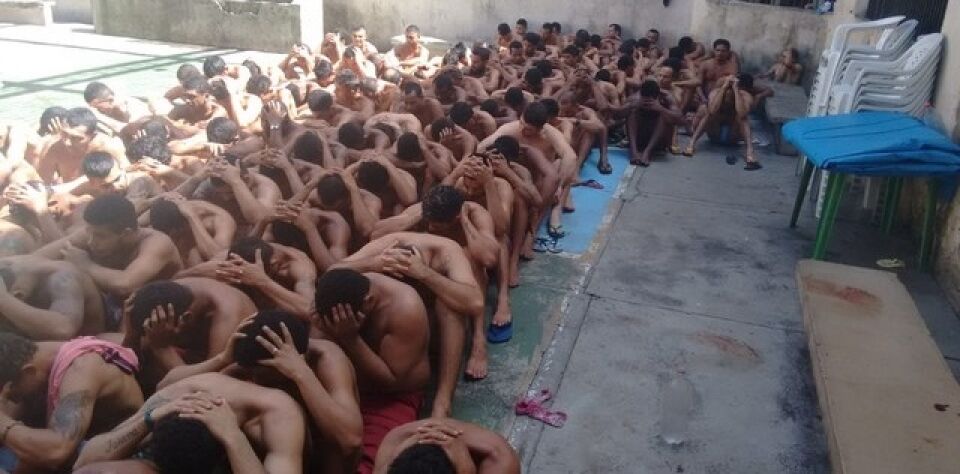 IMAGENS FORTES: Presos se rebelam, esquartejam e queimam rivais