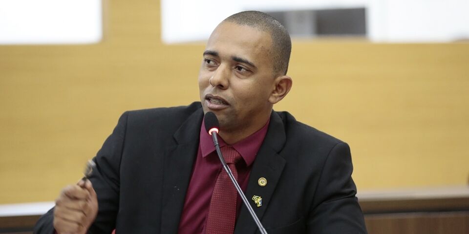 Jhony Paixão pede reforma da cobertura e rede elétrica da Escola Carmela Dutra em Porto Velho