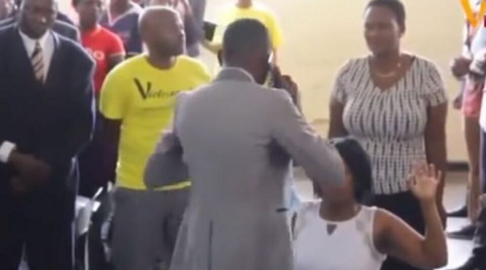 ‘Alô! É do céu?’, pastor “conversa” com Deus pelo celular em culto