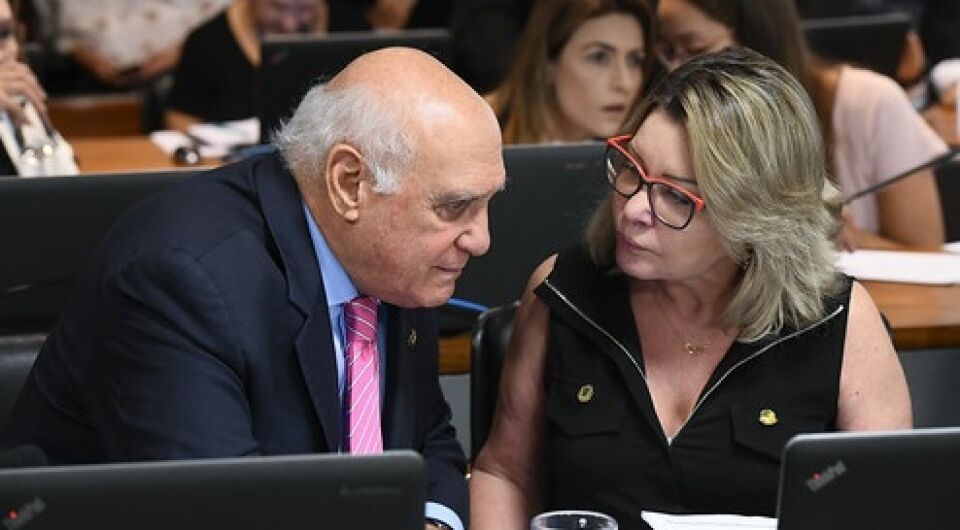 Senadora dá parecer a favor de proposta que regula demissão de servidor público