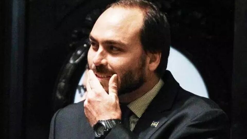 ‘O que está por vir pode derrubar o capitão eleito’, diz Carlos Bolsonaro