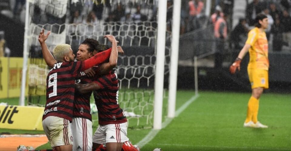 Jogadores do Corinthians tentam explicar derrota para o Flamengo