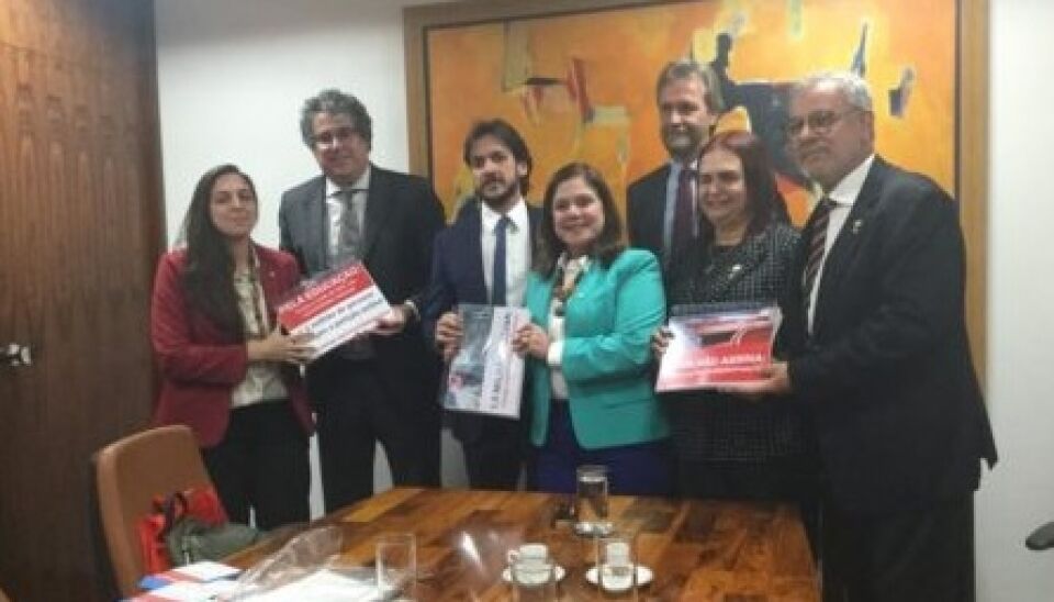 Deputados recebem 1,5 mi de assinaturas em apoio às universidades