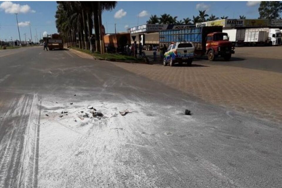 Homem consegue pular de moto e escapa de ser atropelado por carreta na BR-364