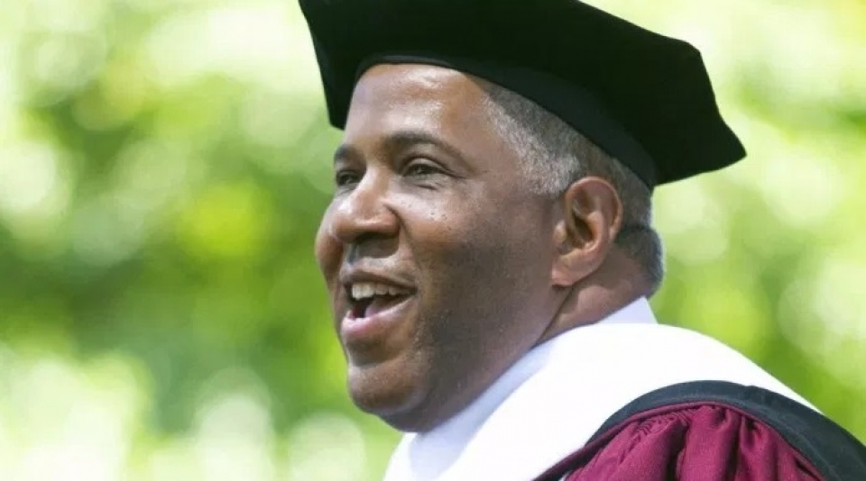 Negro, rico e de coração bondoso, bilionário americano quita dívida estudantil de uma turma inteira afrodescendente