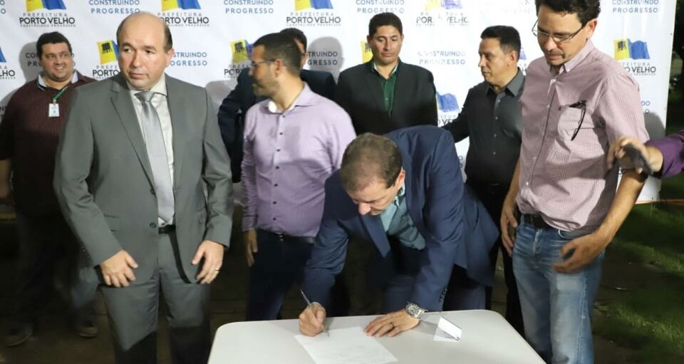 Hildon Chaves assina ordem de serviços para concluir a construção do Skate Park