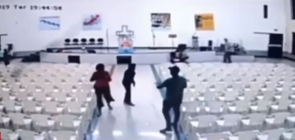 Câmeras internas de igreja mostram atirador matando fiéis