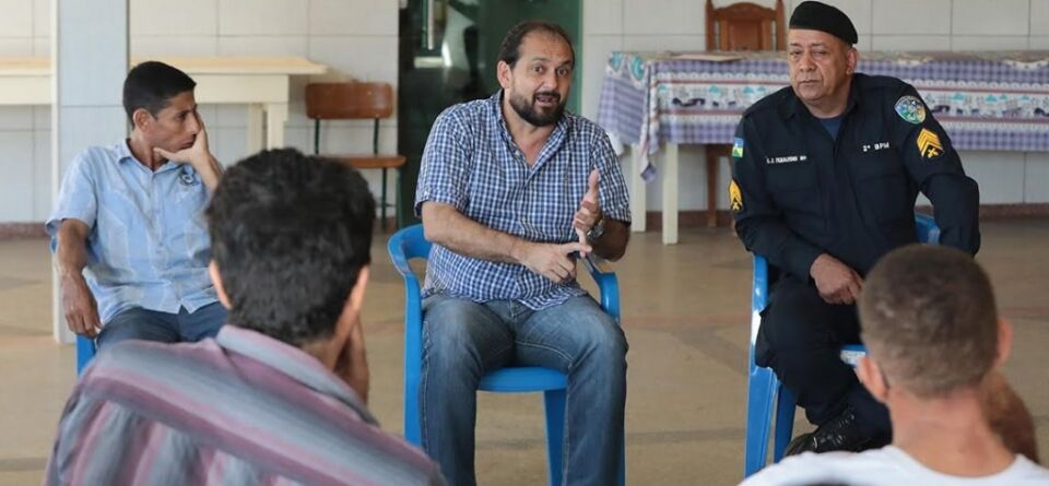 Presidente Laerte Gomes discute problemas de segurança pública com moradores de Nova Londrina