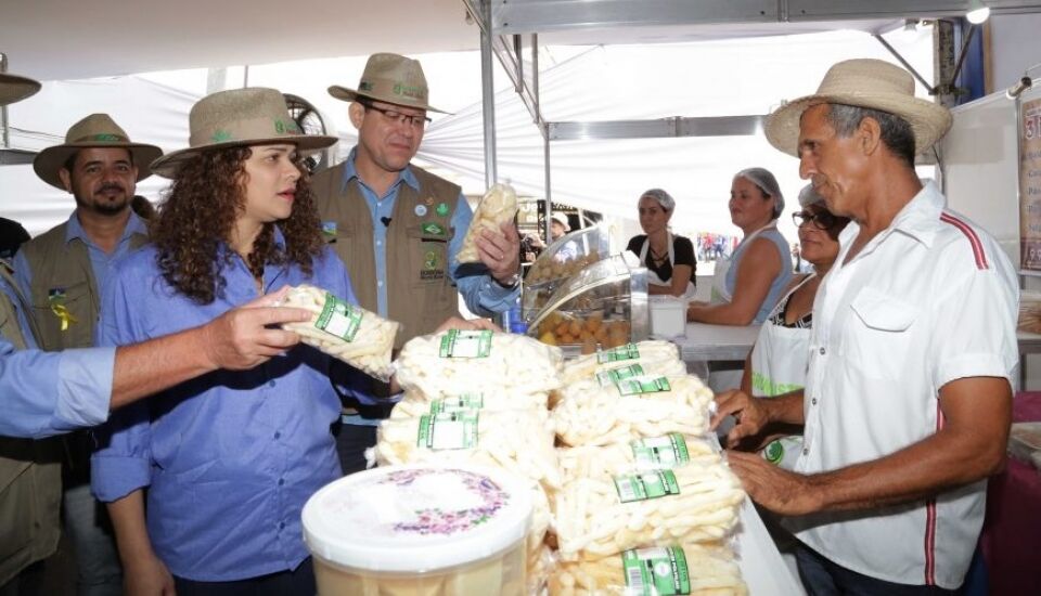 Governador Marcos Rocha visita pavilhão das agroindústrias e destaca que setor é impulsionador da economia rondoniense