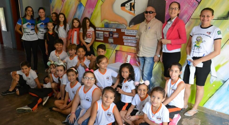 Escola Kolping apresenta livro de ex-aluna jaruense que se tornou best seller com mais de 300 mil cópias vendidas