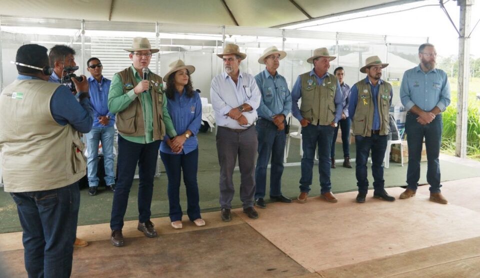 Governador tranquiliza agricultores e produtores quanto à recuperação de estradas durante encontro na Vitrine Tecnológica da Emater