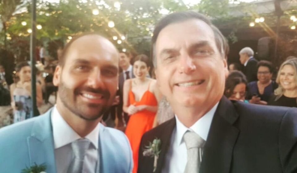 Bolsonaro publica foto no casamento de Eduardo; cerimônia é realizada no RJ