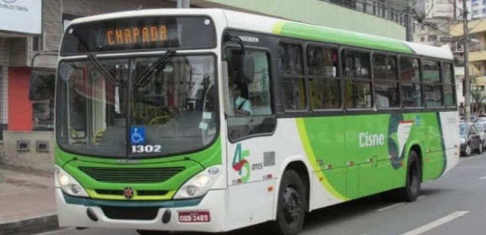 Homem surta em ônibus e ameaça matar passageiros com facão