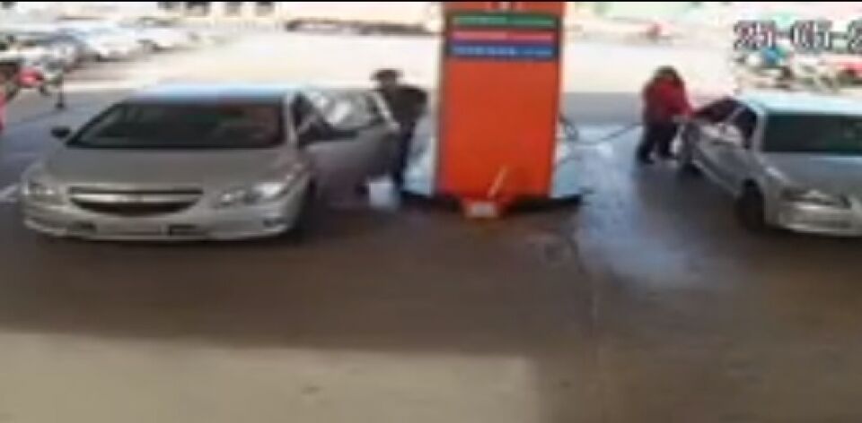VÍDEO: Bandido assalta posto de combustíveis e rouba carro que tinha bebê dentro