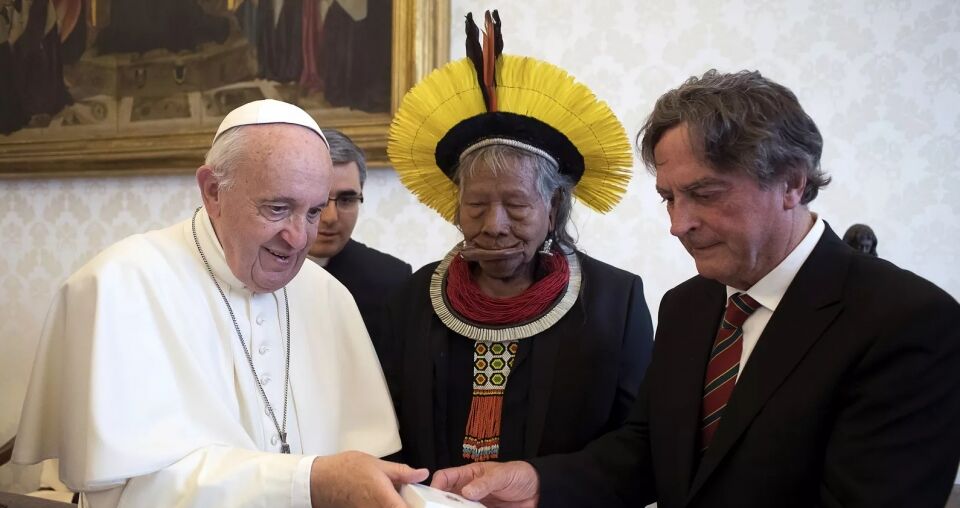 Papa Francisco recebe líder indígena brasileiro Raoni no Vaticano