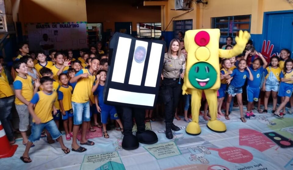 Ação educativa atende alunos da escola 12 de Outubro, no bairro Três Marias
